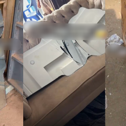 “The mirror was too big for 1 person on a bike” – Businesswoman incurs l0ss after dispatch rider and client’s negligence causes mirror to break (WATCH)